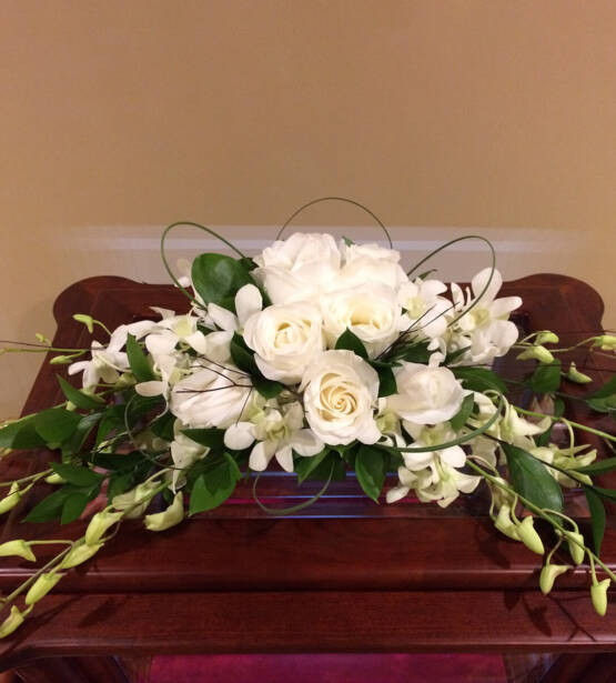 an arrangement that goes on top of an urn