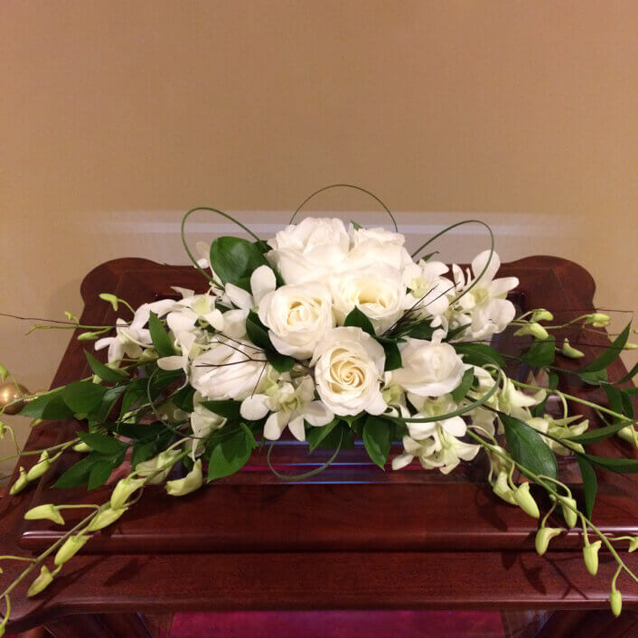 an arrangement that goes on top of an urn