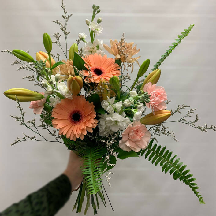 a peach coloured cut flower bouquet